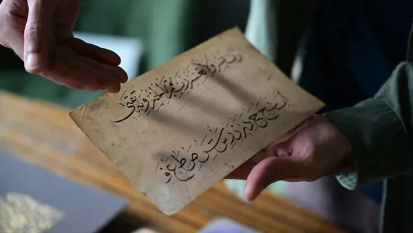 koleksiyonundaki-eski-eserleri-donemin-sanat-anlayisina-uygun-sekilde-restore-ediyor-1793438817310.jpeg