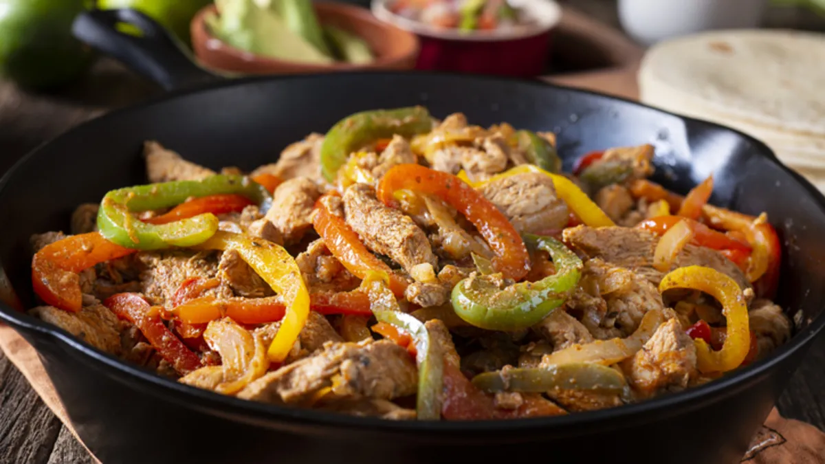 Ana yemeklerin vazgeçilmezi olacak! Tavuk fajita t…