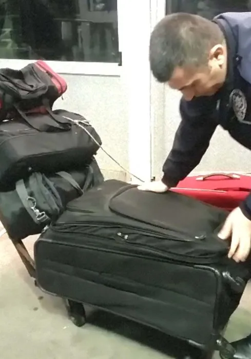 Sarp Sınır Kapısı'nda polisi şoke eden an! Valizin içinden çıktı