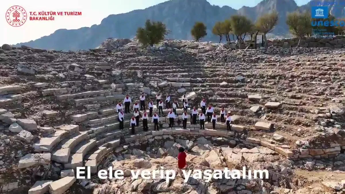 Bakan Ersoy Marmarisli öğrencilerin şarkısını paylaştı Bakan Ersoy Marmarisli öğrencilerin şarkısını paylaştı