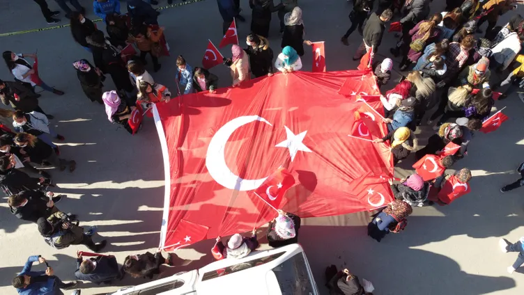 SON DAKİKA HABERİ: Hakkari'de bayraklı protesto! Kadınlardan Diyarbakır annelerine destek...