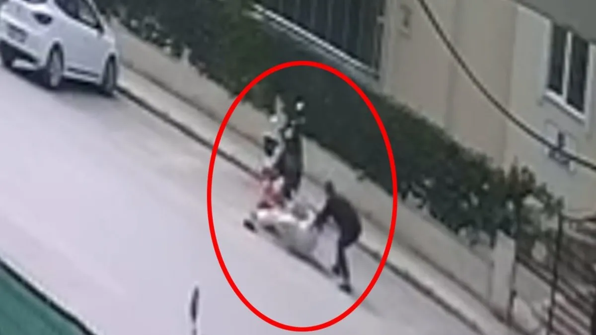 Antalya'da sokak ortasında dehşet kamerada: Rus kocadan boşanma aşamasındaki eşine bıçaklı saldırı! Antalya'da sokak ortasında dehşet kamerada: Rus kocadan boşanma aşamasındaki eşine bıçaklı saldırı!