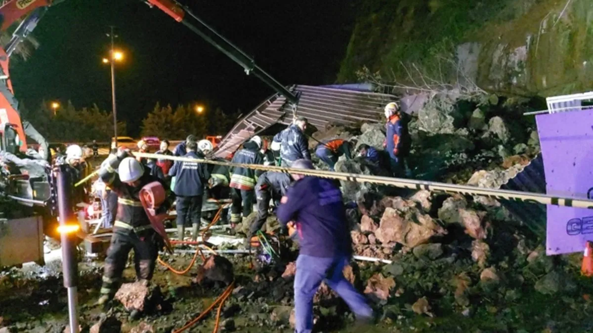 Samsun'da heyelan! Kaya parçaları bir aracın üstüne düştü: Babadan acı haber, 2 çocuk enkaz altında