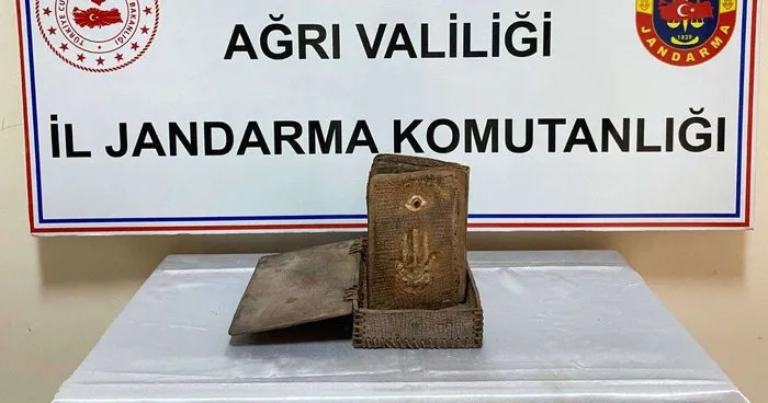 Ağrı’da tarihi eser kaçakçılarına jandarmadan darbe: 800 yıllık kitap ele geçirildi