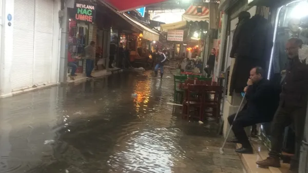 izmir-yagmura-teslim-izmirde-degisen-bir-sey-yok-1637743274584.jpg İzmir'de ev ve işyerlerini su bastı! Tunç Soyer 'Bir daha olmayacak' demişti...