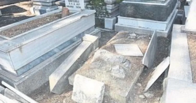Vandallar Kokluca Mezarlığı’nı dağıttı