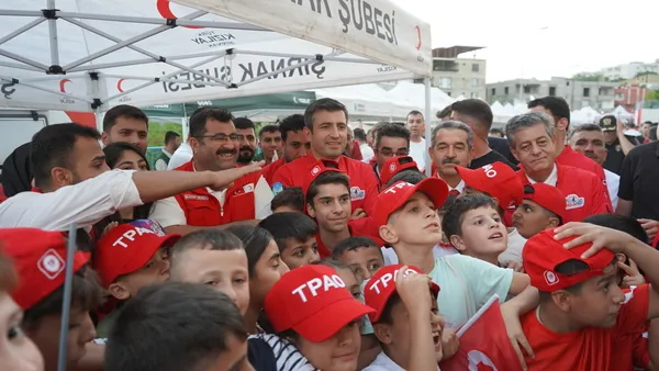 selcuk-bayraktar-sirnakta-teknofest-drone-yarislarini-izledi-1786301984081.jpg