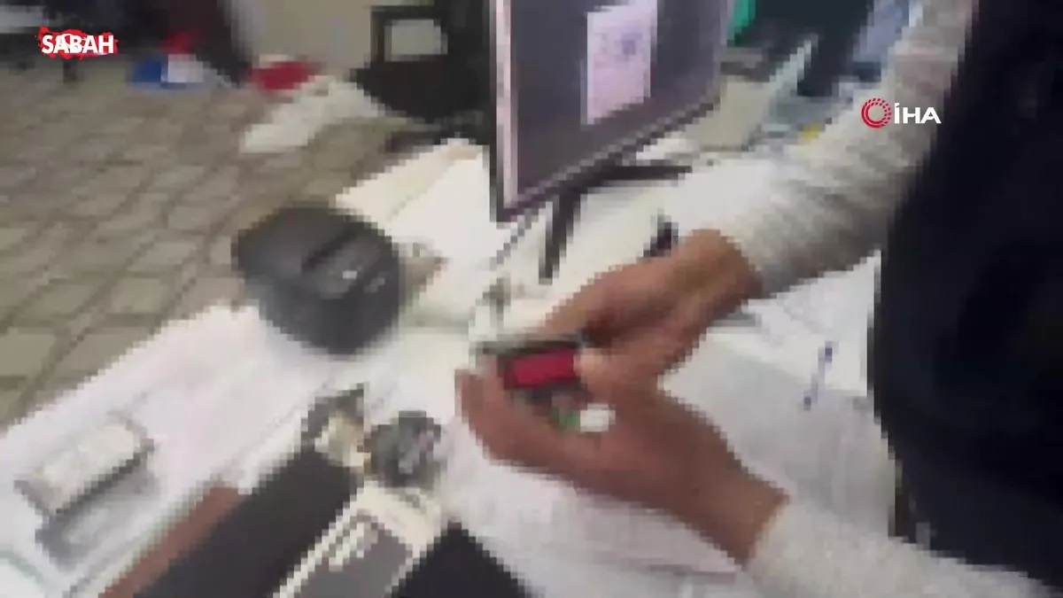 İstanbul’da yabancılara sahte belge düzenleyen şebeke çökertildi: 13 gözaltı | Video videosunu izle İstanbul’da yabancılara sahte belge düzenleyen şebeke çökertildi: 13 gözaltı | Video videosunu izle