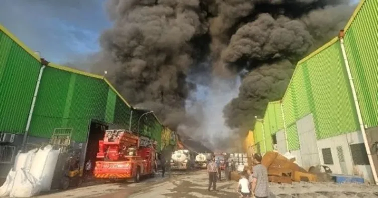 Adana’da iki fabrikada yangın çıktı... Alevler gökyüzünü kapladı