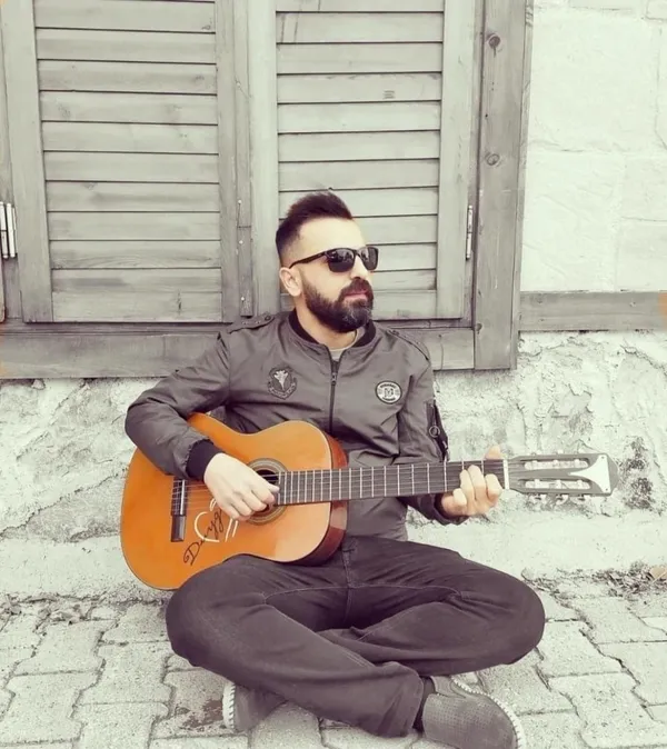 bir-yandan-yardim-bir-yandan-muzik-calismalarini-surduruyor-1684838227613.jpg
