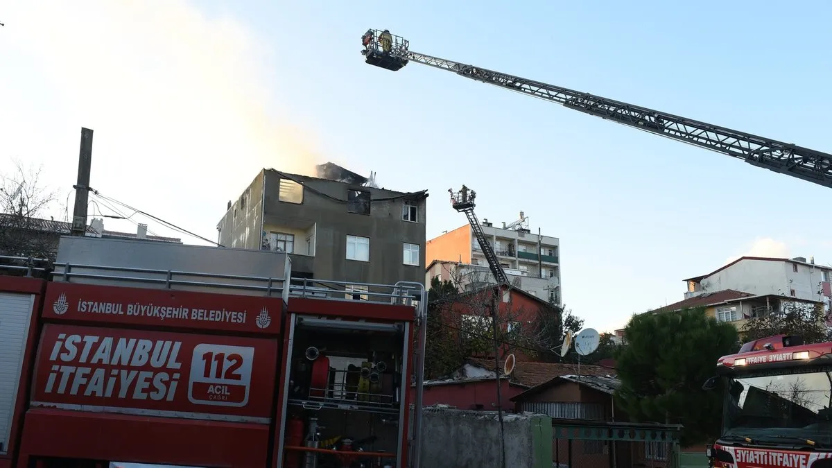 Ümraniye'de 5 katlı binanın çatısında tadilat sırasında patlama