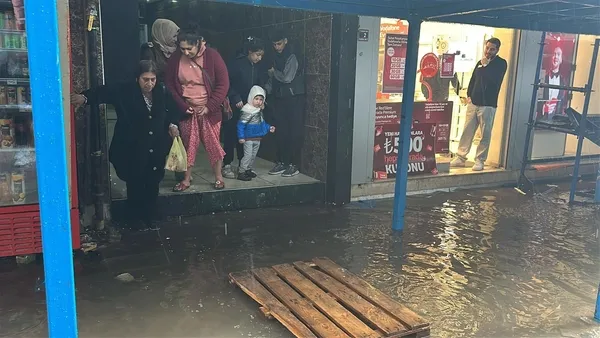edirnede-saganak-etkili-oldu-caddeler-gole-dondu-1742222619856.jpg