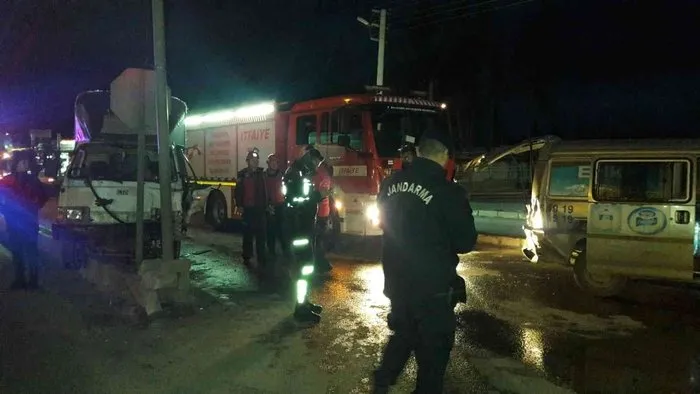 Edremit’te iki kamyonet çarpıştı: 1 yaralı