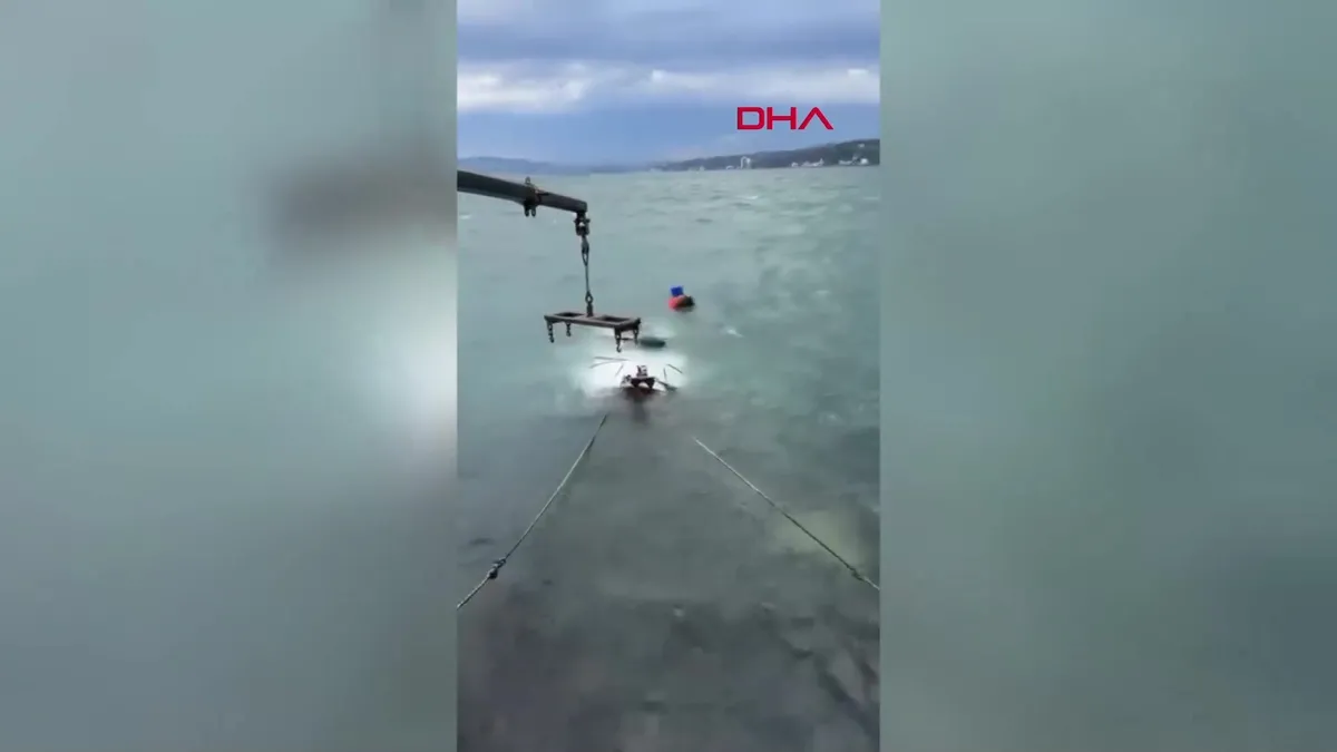 İstanbul Sarıyer’de lodos nedeniyle teknesi battı; vinç yardımıyla çıkarıldı videosunu izle İstanbul Sarıyer’de lodos nedeniyle teknesi battı; vinç yardımıyla çıkarıldı videosunu izle