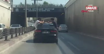 Antalya’da makas atan lüks aracın tavanında oyun oynayan trafik magandaları kamerada  | Video