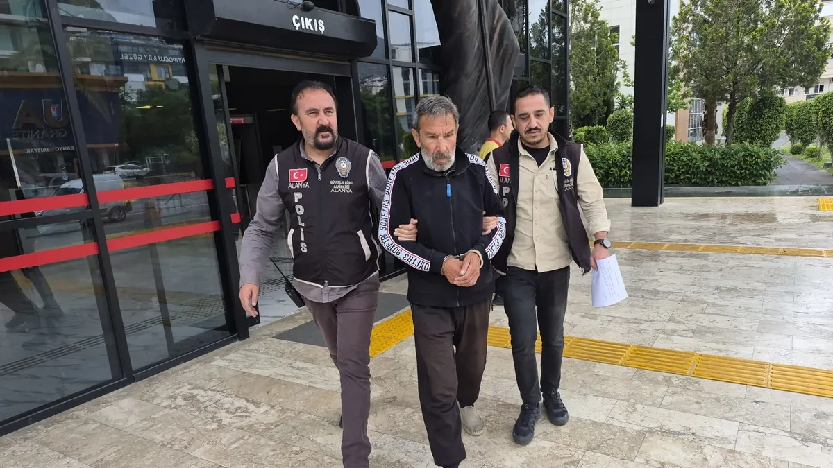 Alanya’da Cumhurbaşkanı Erdoğan’a hakaret eden şüpheli tutuklandı Alanya’da Cumhurbaşkanı Erdoğan’a hakaret eden şüpheli tutuklandı