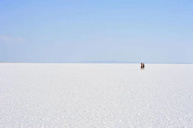 Tuz Gölü’nde yürüyüş keyfi