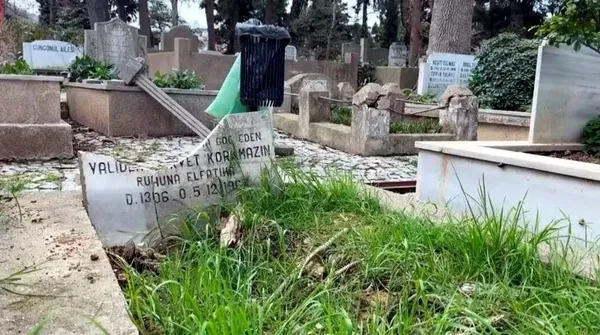 firtina-tarihi-mezarlikta-agac-devirdi-mezarlara-zarar-verdi-ibb-ilgisiz-kaldi-1775288836682.jpg