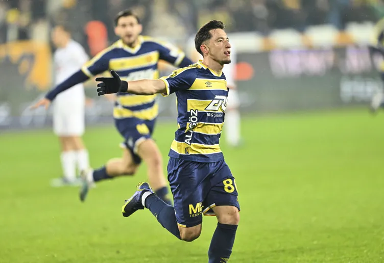 Son dakika haberi: MKE Ankaragücü - Rizespor maçında saha birbirine girdi! Hakem Halil Umut Meler’e yumruklu saldırı...