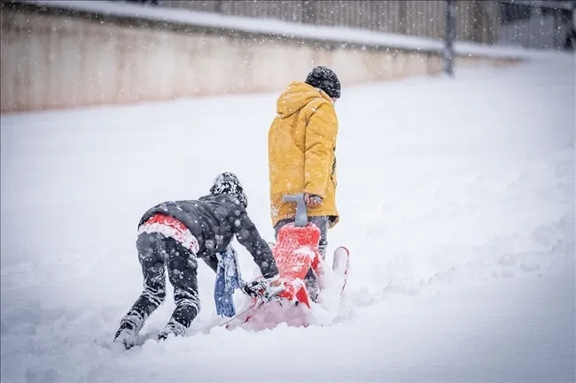 egitime-kar-molasi-o-illerde-egitime-ara-verildi-valiliklerden-pes-pese-tatil-duyurulari-1766933940418.jpg (864×576)