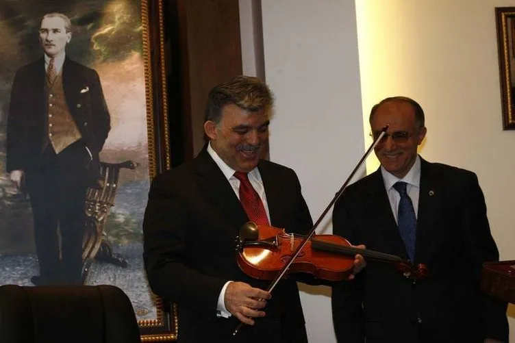 Abdullah Gül keman çalmayı denedi