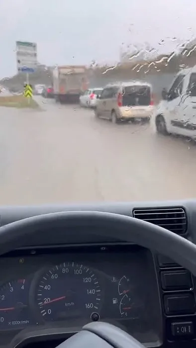 İstanbul’u sağanak yağış vurdu! Yollar göle döndü, İETT otobüsünü su bastı