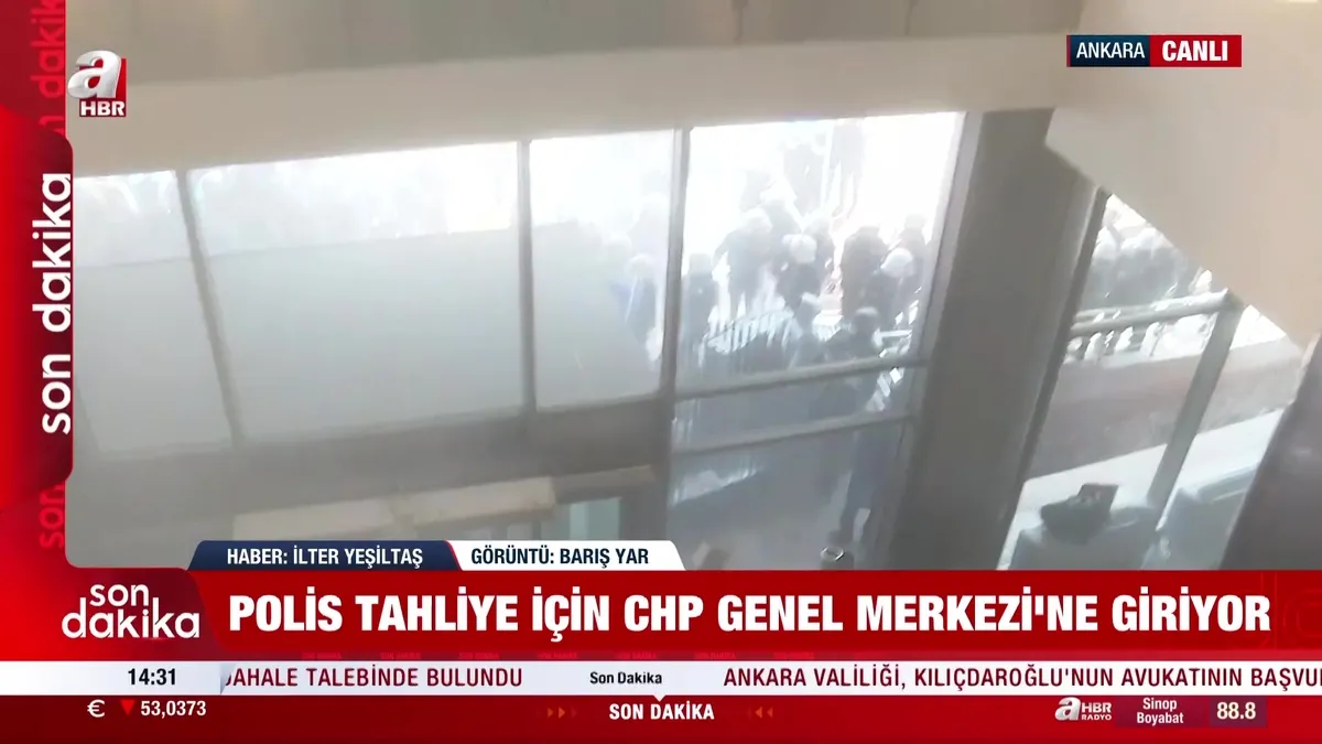 SON DAKİKA | Özgür Özel destekçisi CHP’liler polislere saldırdı: Genel Merkez’de provokasyona giriştiler videosunu izle SON DAKİKA | Özgür Özel destekçisi CHP’liler polislere saldırdı: Genel Merkez’de provokasyona giriştiler videosunu izle