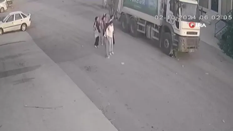 Adana'da çöp kamyonunun altında kalan kadın ağır yaralandı