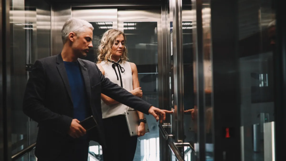 Asansör yukarı çıkarken mi aşağı inerken mi daha ağır hissederiz? İşte cevabı