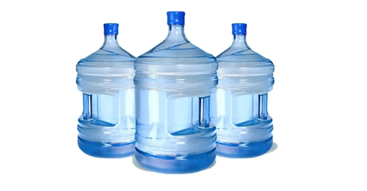 Доставка воды 20 литров. Бутыль для воды 19л. Бутыль 19л / Bottle 19 l. Питьевая бутилированная вода 19л фон. Бутыль поликарбонатная 19л гидрозатвор.