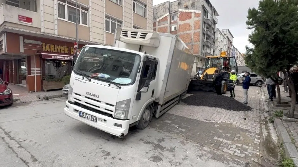 Kamyonet çöken yola düştü kepçe yardımı ile kurtarıldı Kamyonet çöken yola düştü kepçe yardımı ile kurtarıldı