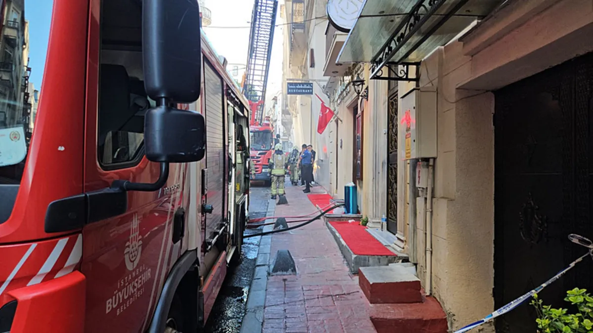 Beyoğlu’nda restoranda çıkan yangın söndürüldü