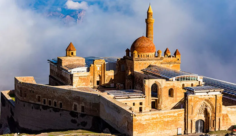 Sarayda pişer, bize de düşer