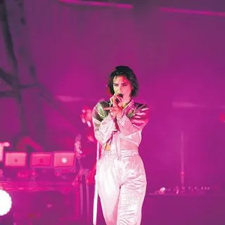 Dua Lipa havuzda görülmüş
