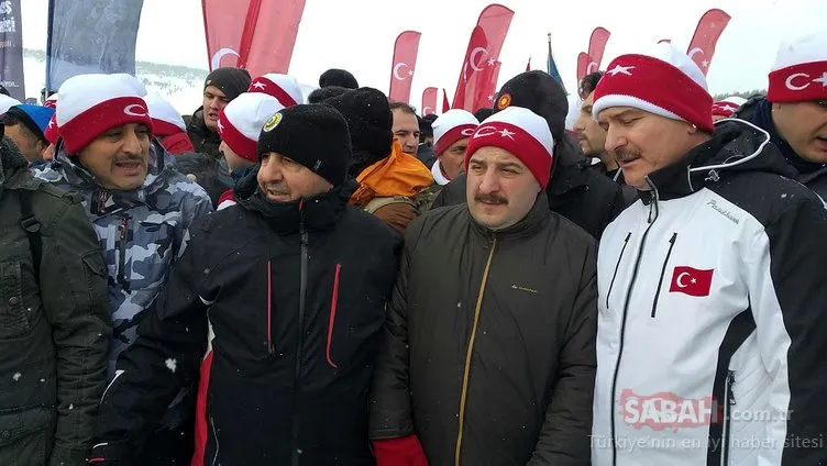 Soğuğa ve kara aldırış etmeyen binlerce kişi Sarıkamış Şehitleri'ni anmak için yürüdü