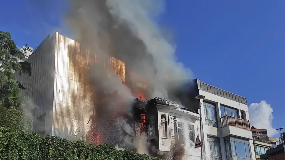 Beyoğlu'nda yangın: Tarihi ahşap bina çöktü!