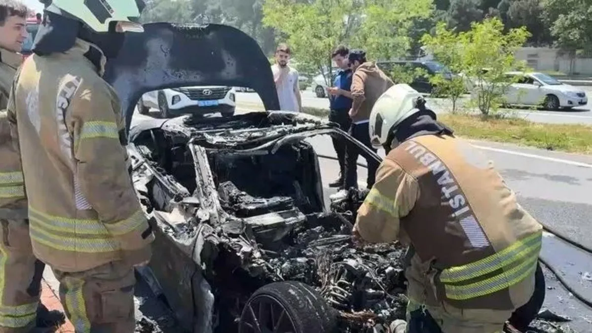 Beşiktaş Başkanı Serdal Adalı’nın oğlunun lüks aracı yandı! Beşiktaş Başkanı Serdal Adalı’nın oğlunun lüks aracı yandı!