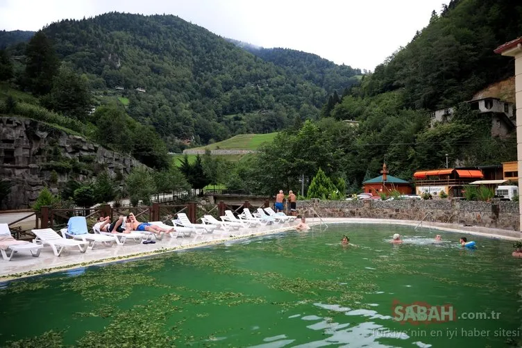 Termal havuzda yeşil çay banyosu keyfi