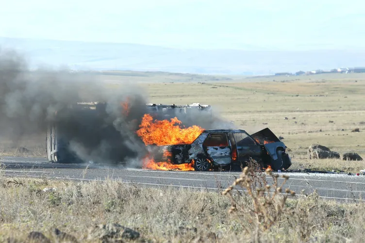 Kars’ta kamyonetle çarpışan otomobil alev topuna döndü: Sürücü böyle kurtarıldı!