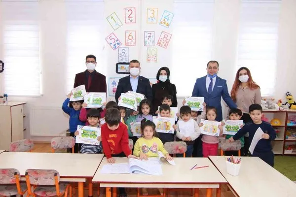 Kaymakam Mehmetbeyoğlu’ndan öğrencilere boyama kitabı