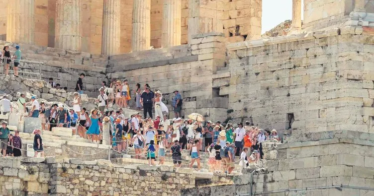 Akropolis öğle vakti ziyarete kapatıldı