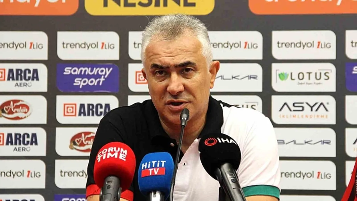 Sivasspor'un yeni teknik direktörü Mehmet Altıparmak oldu.