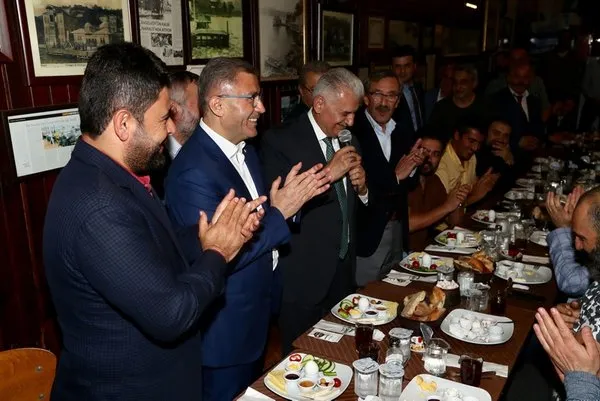 Binali Yıldırım, Çengelköy'de vatandaşlarla buluştu