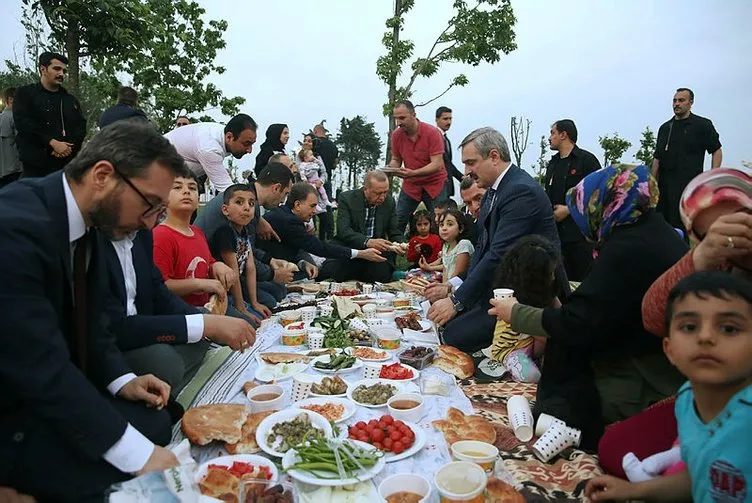 Başkan Erdoğan vatandaşlarla Zeytinburnu sahilde iftar yaptı