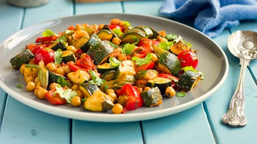 Hem sağlıklı hem doyurucu salata tarifi : Kabaklı nohut salatası