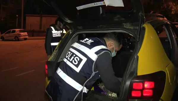 SON DAKİKA... 3 ilde ruhsatsız taksi duraklarına baskın! Bakın neler çıktı