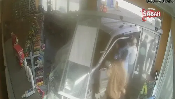 Arabasıyla önce husumetlisine çarptı sonra marketin içine daldı! Öfkesine sürücü kamerada | Video