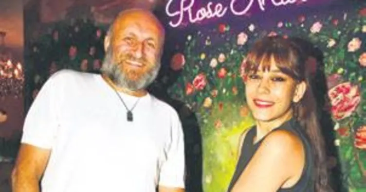 Eşiyle baş başa doğum günü yemeği