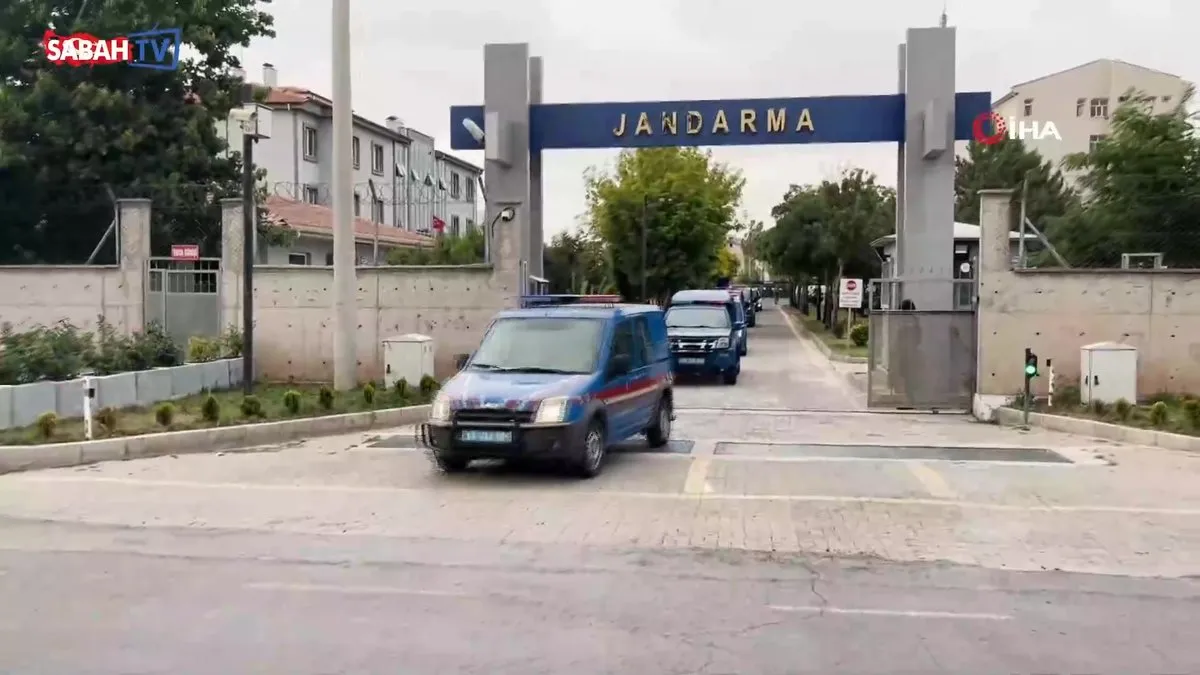 Jandarma baskınında 1 kilo kokain, 2 kilo esrar ele geçirildi: 1 tutuklama | Video videosunu izle Jandarma baskınında 1 kilo kokain, 2 kilo esrar ele geçirildi: 1 tutuklama | Video videosunu izle