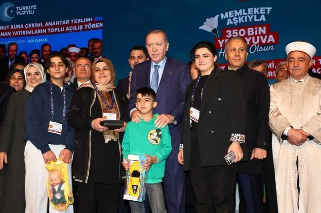 asrin-insa-seferberligi-tamamlaniyor-baskan-recep-tayyip-erdogan-455-bininci-deprem-konutunu-teslim-edecek-1766815987004.jpeg Asrın inşa seferberliği tamamlanıyor: Başkan Recep Tayyip Erdoğan 455 bininci deprem konutunu teslim edecek!